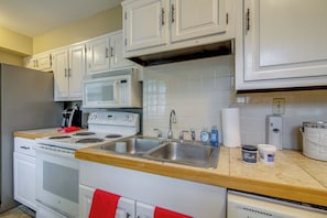 Interior - Private Yard! Pet-friendly Memphis Adventure Hub (Memphis)