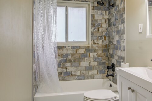 Private Yard! Pet-friendly Memphis Adventure Hub