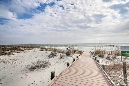 Walk to Beach: Hilton Head Escape w/ Pool Access!