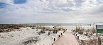 Walk to Beach: Hilton Head Escape w/ Pool Access!