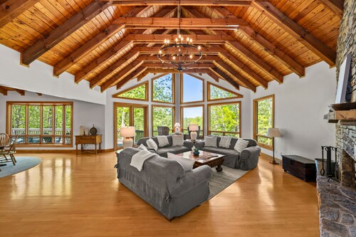 DuPont Mountain Lodge: 28 Private Acres + Sauna