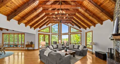 DuPont Mountain Lodge: 28 Private Acres + Sauna