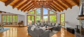 DuPont Mountain Lodge: 28 Private Acres + Sauna