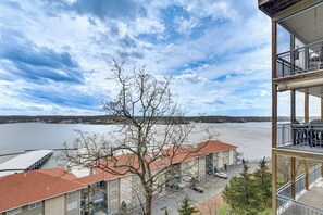 Apartment (3 Bedrooms) | Interior - Pool Access! Lake Ozark Getaway w/ Balcony (Lake Ozark)