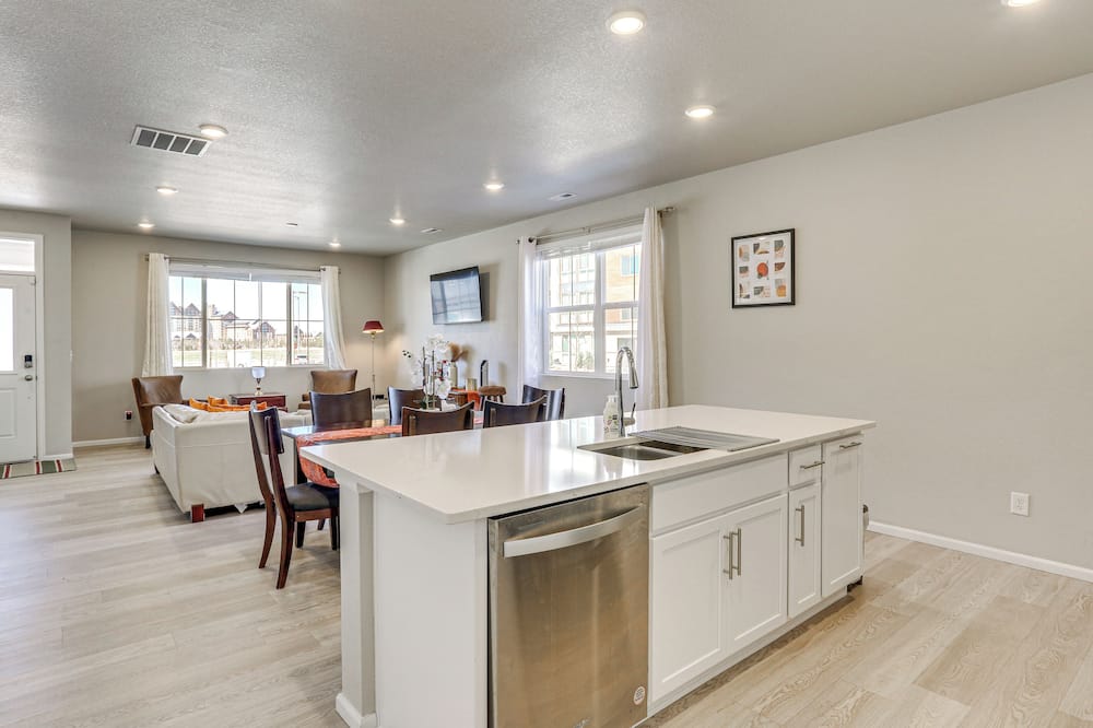 Work, Play & Explore Denver! Townhome Near Airport - Aurora, CO