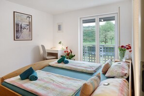 5 bedrooms, iron/ironing board, WiFi, bed sheets - Holiday Home “Modern 5-Bedroom with T” with Private Terrace, Garden & Wi-Fi (Freiburg im Breisgau)
