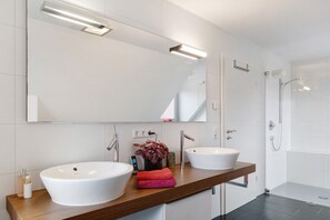 Shower, hair dryer, towels - Holiday Home “Modern 5-Bedroom with T” with Private Terrace, Garden & Wi-Fi (Freiburg im Breisgau)
