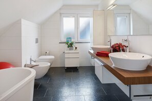 Douche, sèche-cheveux, serviettes fournies