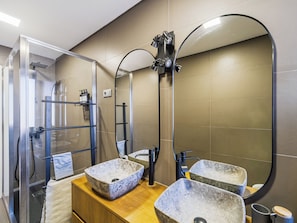 Douche, sĂšche-cheveux, serviettes fournies, savon