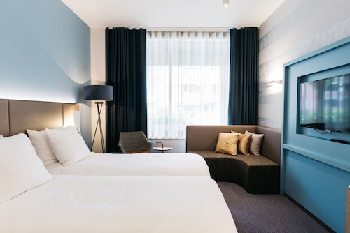 Comfortable Stay with Private Parking and Onsite Dining!