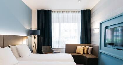 Comfortable Stay with Private Parking and Onsite Dining!