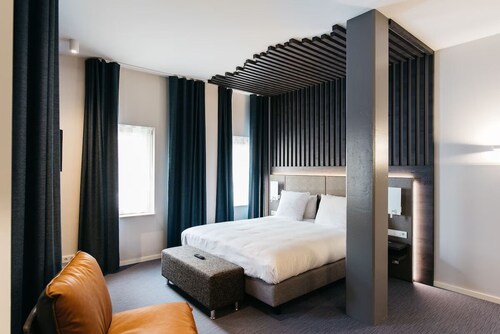 Convenient City Stay for Outdoor & Urban Fun! Onsite Dining!