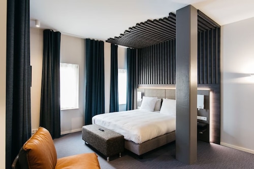 Dine On Site, Stay Central and Sleep in Comfort!