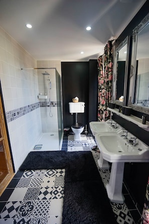 Bathroom - Flavigny the home of Chocolat "the movie" Room No. 2 (Flavigny-sur-Ozerain)