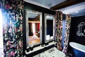 Bathroom - Flavigny the home of Chocolat "the movie" Room No. 2 (Flavigny-sur-Ozerain)