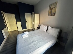 2 chambres, fer et planche à repasser, Wi-Fi, draps fournis