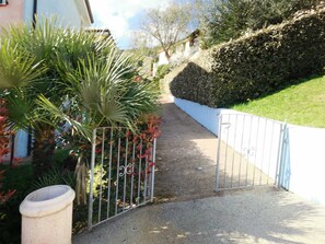 Property grounds - Sardinia Hillside Retreat - Apt 13 - 2BR, quiet area, parking (Sardegna)