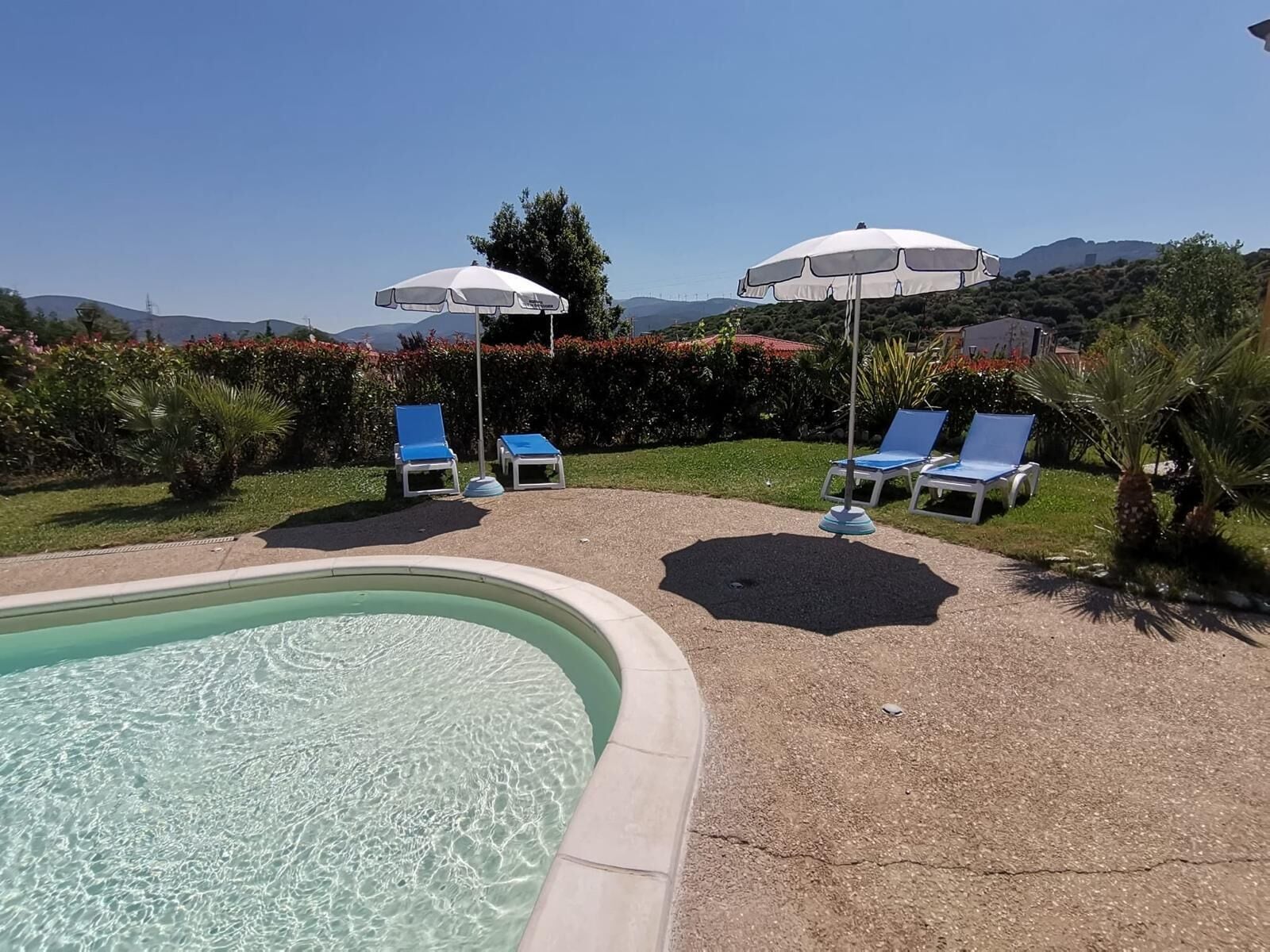 Piscina stagionale all'aperto, ombrelloni da piscina, lettini