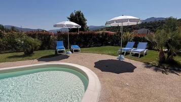 Piscina stagionale all'aperto, ombrelloni da piscina, lettini