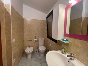 Familjestuga - utsikt mot resort | Badrum