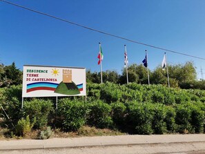 Property grounds - Sardinia Hillside Retreat - Apt 13 - 2BR, quiet area, parking (Santa Maria Coghinas)