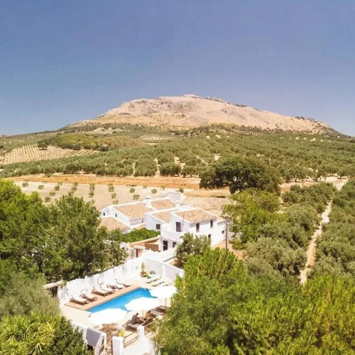 Cosy mountain cottage, 45 min Málaga,stunning views, heated pool, horses on site