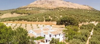 Cosy mountain cottage, 45 min Málaga,stunning views, heated pool, horses on site