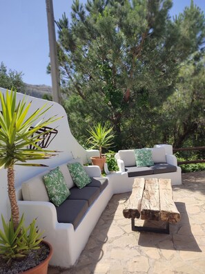 Terrace/patio - Cosy mountain cottage, 45 min Málaga,stunning views, heated pool, horses on site (Villanueva del Trabuco)