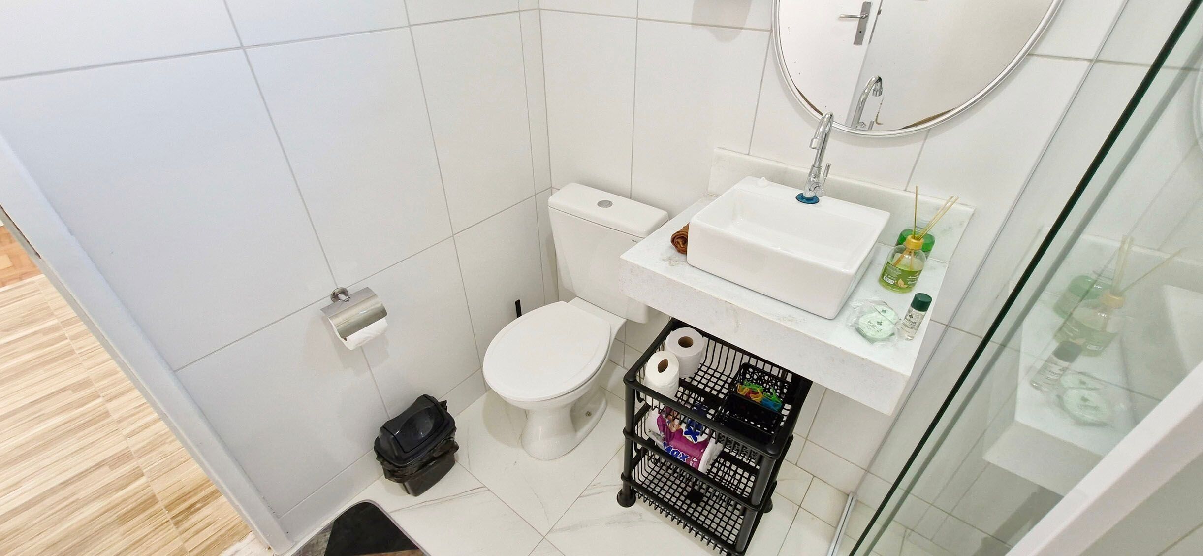 Basic-Apartment | Badezimmer | Dusche, Handtücher, Seife, Toilettenpapier