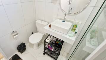 Basic-Apartment | Badezimmer | Dusche, Handtücher, Seife, Toilettenpapier