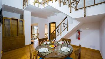 Deluxe Villa | Dining