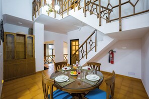 Deluxe Villa | Dining - Alaya Stays Mehar Villa 3BHK With Garden (kasauli)