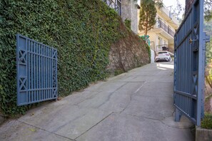 Property grounds - Alaya Stays Mehar Villa 3BHK With Garden (Kasauli)