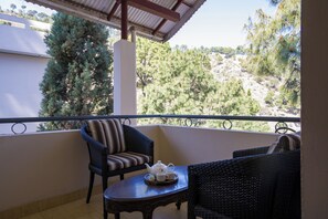 Deluxe Villa | Property grounds - Alaya Stays Mehar Villa 3BHK With Garden (Kasauli)