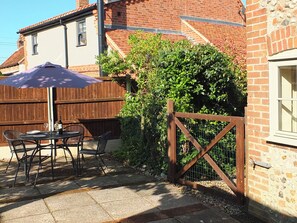 Outdoor dining - Beaconsfield Cottage (Melton Constable)
