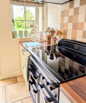 Dishwasher, cookware/dishes/utensils - Beaconsfield Cottage (Melton Constable)