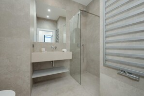Shower, hair dryer, towels, shampoo - Spacious Apartment in the Center | Workspace (Warszawa)