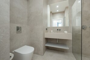 Een douche, een haardroger, handdoeken, shampoo