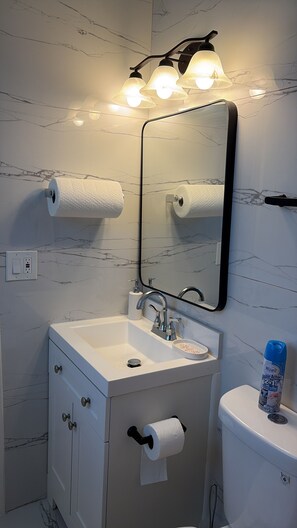 Bathroom - Cozy 1-bedroom studio in serene Hollywood with AC  for an amazing getaway (Hollywood)