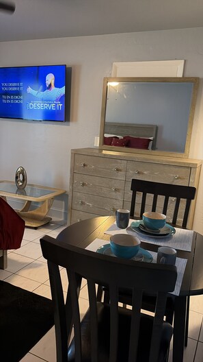 Dining - Cozy 1-bedroom studio in serene Hollywood with AC  for an amazing getaway (Hollywood)