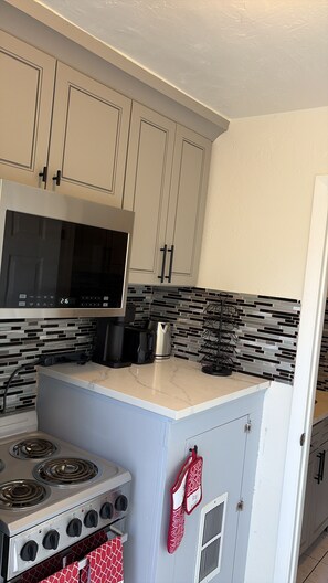 Private kitchen - Cozy 1-bedroom studio in serene Hollywood with AC  for an amazing getaway (Hollywood)