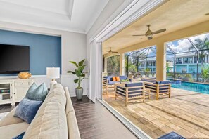 TV, offices - Mi aMora - Waterfront Home - pool, hot tub, kayaks (Bonita Springs)