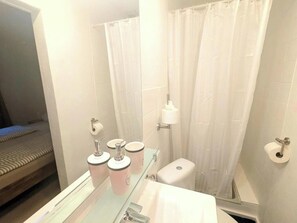 Shower, hair dryer, towels, soap - Holiday apartment Lindenplatz in our guesthouse in old town of Zell (Moselle) (Zell (Mosel))