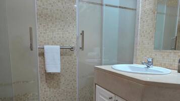 Dusche, Haartrockner, Bidet, HandtĂŒcher
