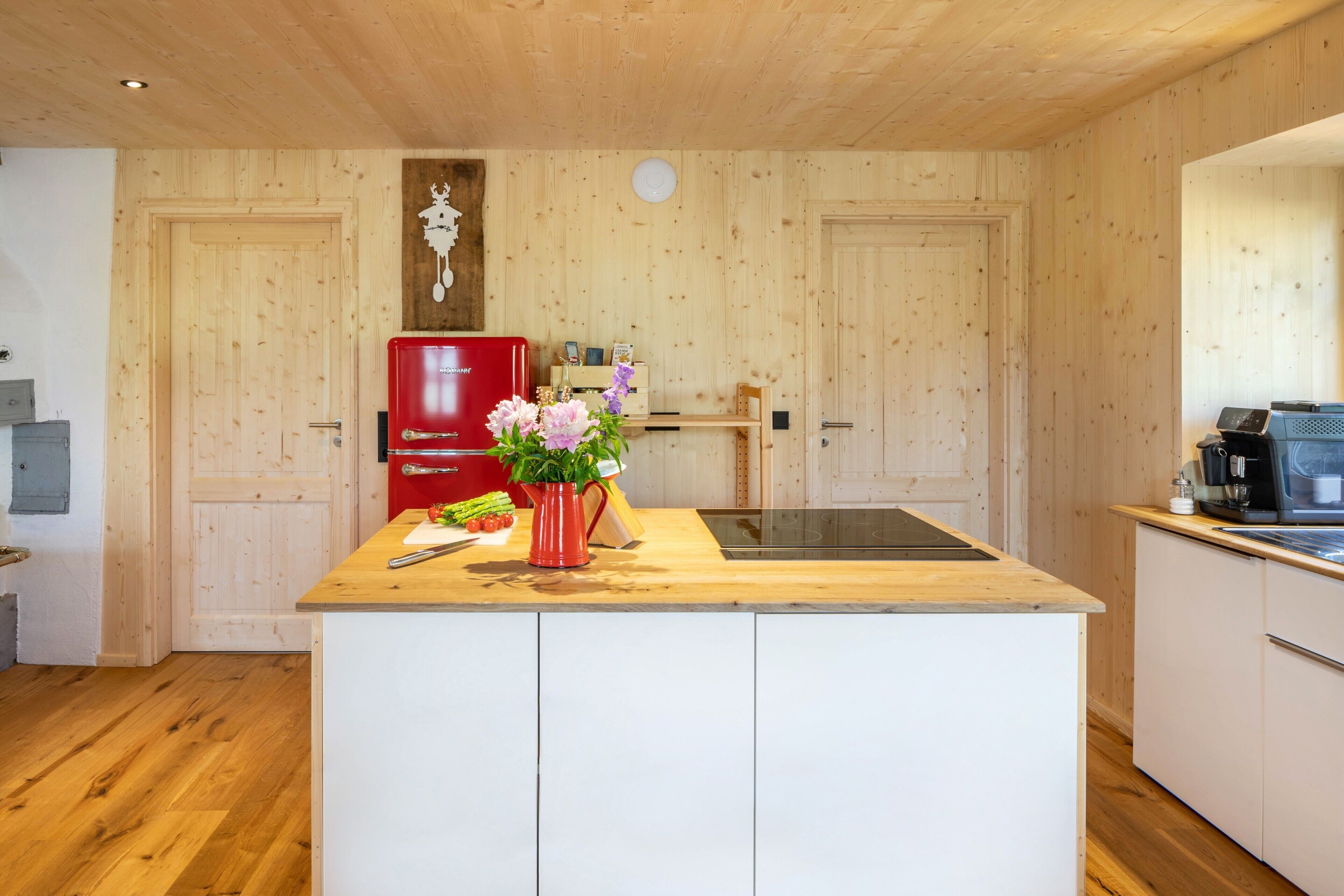 Wasserkocher mit Kaffee-/Teezubehör, Kühlschrank, Ofen, Herdplatte