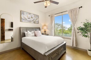 4 bedrooms, desk, iron/ironing board, free WiFi - Luxury Hilltop Villa- Sunsets/Pool&HotTub/Game Rm/Gym/SteamRm/Sauna/Sleeps16 (New Braunfels)