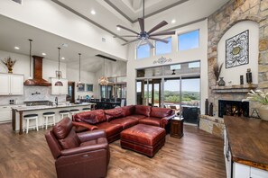 المنشأة من الداخل