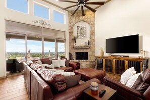 Smart TV, computer monitors - Luxury Hilltop Villa- Sunsets/Pool&HotTub/Game Rm/Gym/SteamRm/Sauna/Sleeps16 (New Braunfels)