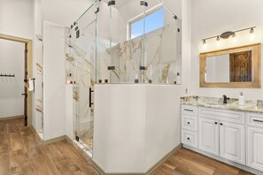 Hair dryer, towels, soap, shampoo - Luxury Hilltop Villa- Sunsets/Pool&HotTub/Game Rm/Gym/SteamRm/Sauna/Sleeps16 (New Braunfels)