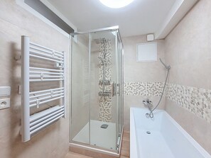 Shower - Snow 19 – Sleeps 5 – Cosy, bright apartment with mountain views – Saint Jean D'Aulps – Near Morzine (Saint-Jean-d´Aulps)